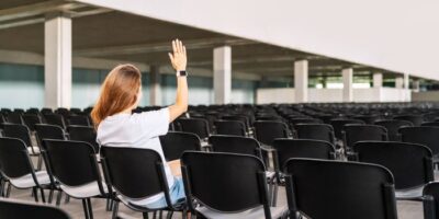 Stimmengleichheit und kein Stichentscheidungsrecht führen zur abhängigen Beschäftigung